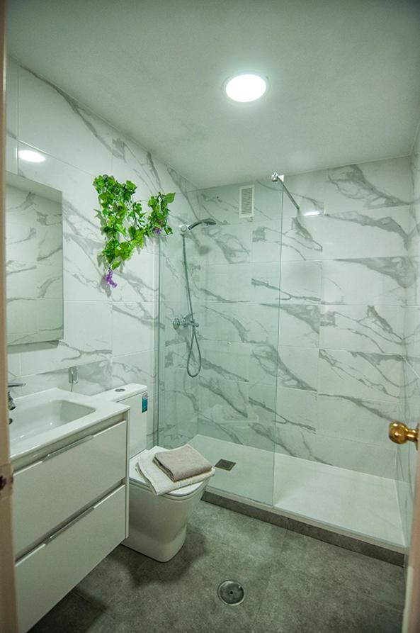 Luminoso Y Fresco Apartamento En 2ª Linea De Playa 푸엔히롤라 외부 사진